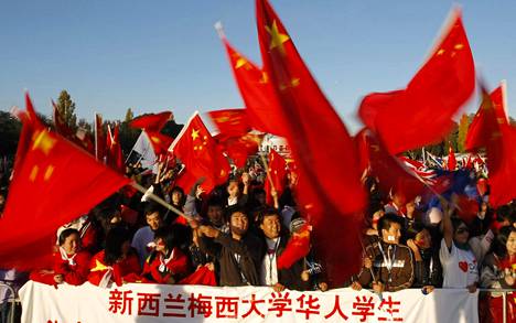 Kiinaa kannattavat mielenosoittajat heiluttivat punalippuja Australian Canberrassa huhtikuussa 2008 Pekingin olympialaisten soihtuviestin kulkiessa ohi. Kiinalaismielenosoitus jätti täysin alleen Tiibetiä kannattaneen mielenosoituksen.