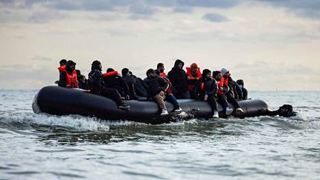 Siirtolaisia ylittämässä Englannin kanaalia täyteen ahdetulla veneellä. Kuva on otettu Pohjois-Ranskan edustalta perjantaina 26. huhtikuuta.
