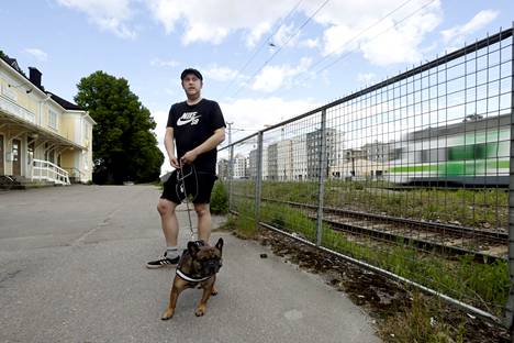 Oulunkylään vuosi sitten muuttaneet Evert Birk ja Zum-koira eivät enää palaisi Töölöön. Junaradan toiselle puolelle nousee usean kerrostalon kortteli.