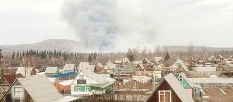 Metsäpalojen nostattama savu näkyi Morgudonin kylässä Irkutskin alueella viime lauantaina.