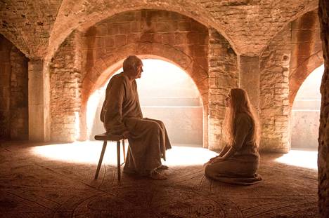 Jonathan Pryce ja Lena Headey Game of Thronesin viidennellä kaudella.