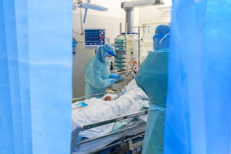 Koronapotilaiden hoitoa teho-osastolla Kuopion yliopistollisessa sairaalassa keväällä 2021