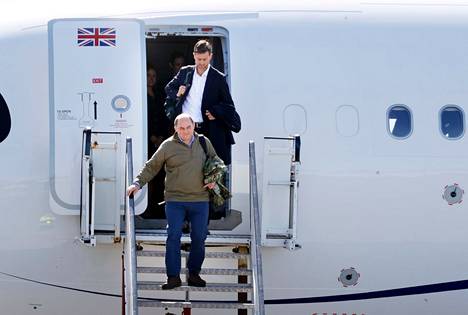 Britannian puolustusministeri Ben Wallace (edessä armeijanvihreässä paidassa) laskeutui Poriin keskiviikkona. 