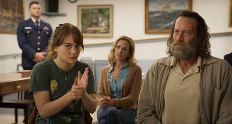 Emilia Jones (vas.) esittää kuurojen vanhempien (Marlee Matlin ja Troy Kotsur) kuulevaa, musiikillisesti lahjakasta tytärtä.
