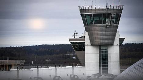 Lennonjohtotorni Helsinki-Vantaan lentokentällä. Kuva on vuodelta 2020.