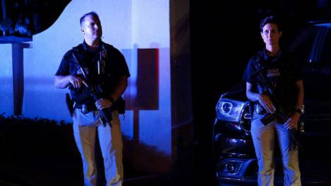 Yhdysvaltain salaisen palvelun agentit vartioivat Donald Trumpin Floridan-asunnon ulkopuolella kotietsinnän aikana maanantaina. 