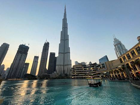 Yksi maailman korkeimmista rakennuksista, pilvenpiirtäjä Burj Khalifa, sijaitsee Dubain keskustassa.