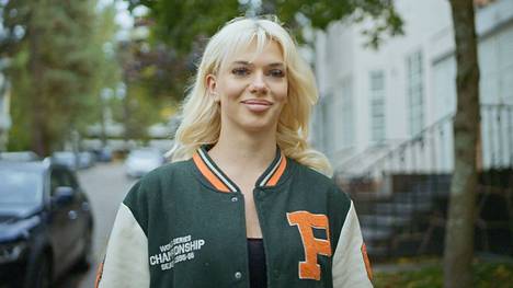 Korkeushyppääjä Jade Nyströmiä, 19, seuraava sarja kuvaa suurimmaksi osaksi aika tavallista alle parikymppisen nuoren elämää ulkonäköpaineineen, bilereissuineen ja sydänsuruineen.