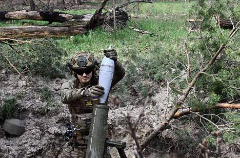 Ukrainalaissotilas valmistautui ampumaan kranaatinheittimellä Donetskin alueella keskiviikkona.