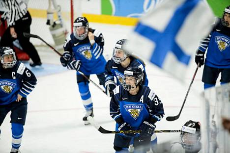 Michelle Karvinen (edessä) teki Suomelle kevään 2019 MM-kotikisoissa seitsemän tehopistettä. HIstoriallisella MM-hopealla oli kuitenkin karvas sivumaku. Kuva alkusarjan Sveitsi-ottelusta.
