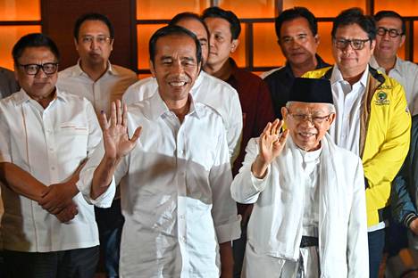 Indonesian presidentti Joko Widodo (keskellä), varapresidenttiehdokas Maruf Amin (oik.) ja koalitionpuolueen johtajat pitivät lehdistötilaisuuden Jakartassa huhtikuussa.