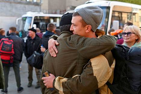 Rintamalle värvätyt sotilaat jättivät jäähyväisiä läheisilleen Omskissa Länsi-Siperiassa lokakuun 7. päivänä.
