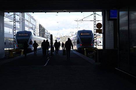 Lähijunia matkustajineen Helsingin päärautatieasemalla vuonna 2020.