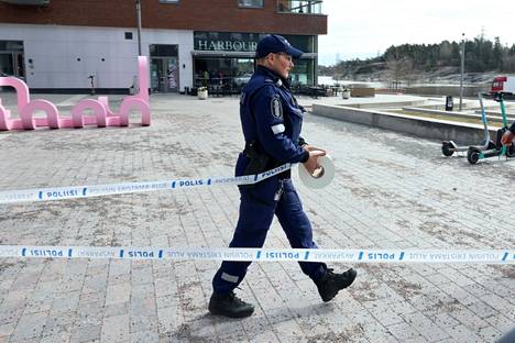 Poliisi eristi Sörnäistenlaiturin noin kello 11.30.