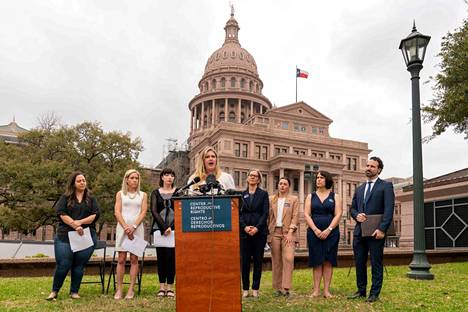 Lauren Miller, yksi Texasin osavaltion oikeuteen haastaneista naisista puhui Austinissa tiistaina. 