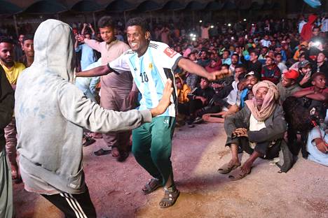 Argentiinan voitto jalkapallon MM-välierässä villitsi ihmisiä Pakistanin Lyarissa. Lionel Messin kymppipaita oli suosittu valinta ottelun ajaksi.