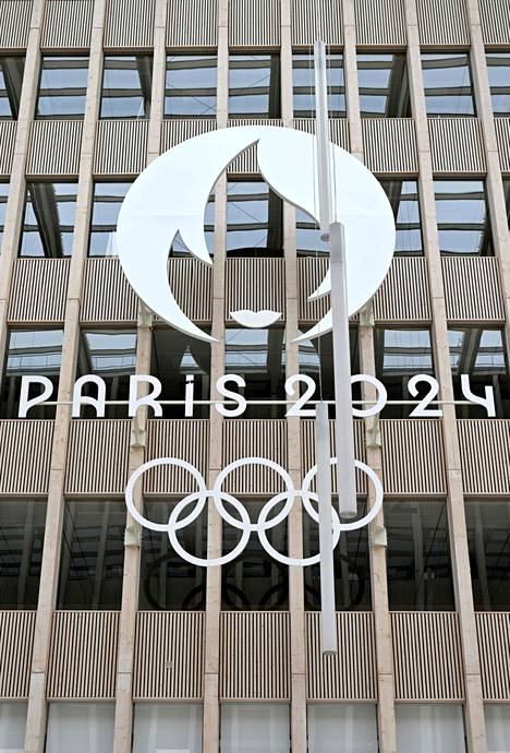Pariisin olympialaisten logo komeilee kisojen järjestelyorganissaastion toimitalon seinällä.