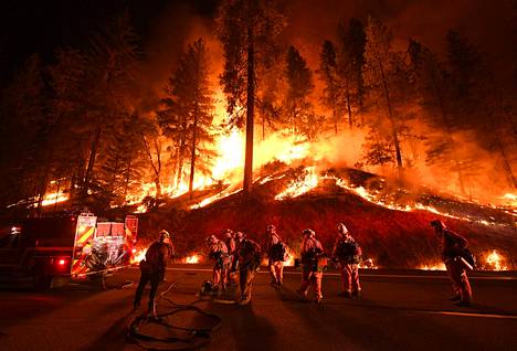 Palomiehet yrittivät sammuttaa Kaliforniassa, Reddingin lähellä riehuvaa suurta maastopaloa tiistaina.