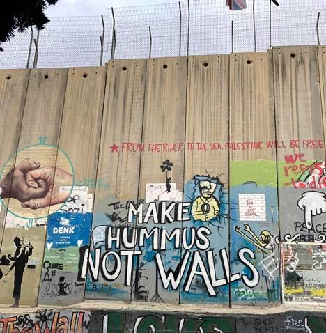Palestiinalaiset ovat maalanneet graffiteja heidän liikkumistaan rajoittavaan aitaan Betlehemissä.