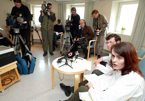 Auroran sairaalan apulaisylilääkäri Asko Järvinen ja infektioerikoislääkäri Kirsi Skogberg kertoivat mahdollisesta sars-tartuntatapauksesta vuoden 2003 maaliskuussa.