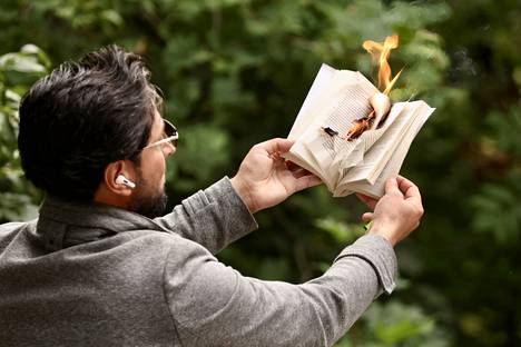 Salwan Momika sytytti jälleen tuleen Koraanin näköisen kirjan. 