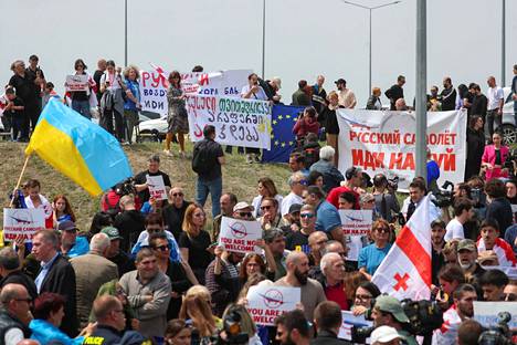 Mielenosoittajia Tbilisin lentokentällä perjantaina.