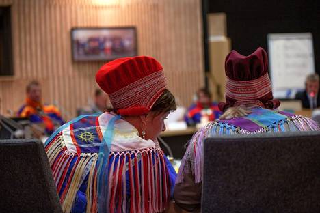 Nykyiseen vaaliluetteloon on joidenkin saamelaisten mielestä päässyt henkilöitä, jotka eivät ole saamelaisia. Saamelaiskäräjien täyskokous Saamelaiskulttuurikeskus Sajoksessa Inarissa syyskuussa 2018.