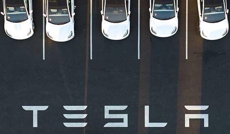 Sähköautoja Teslan tehtaan pysäköintialueella Fremontin kaupungissa Kaliforniassa.