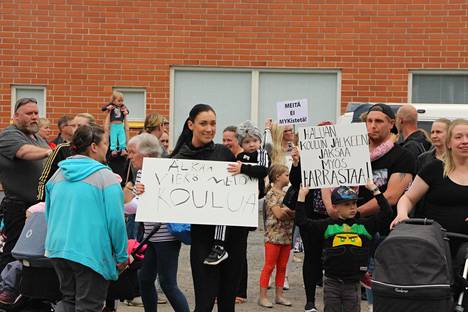Mouhijärven yhteiskoululla Sastamalassa järjestettiin kesällä mielenosoitus yläkoulun puolesta. Koulua esitettiin säästösyistä lakkautettavaksi, mutta Sastamalan valtuusto päätti lopulta säilyttää koulun.