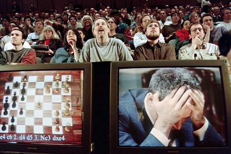 Garri Kasparov koki tappion Deep Blue -tietokoneelle 11. toukokuuta 1997.