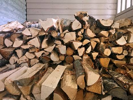 Polttopuuta myydään nyt niin paljon, että puiden riittäminen huolettaa polttopuuyrittäjiä. Mänty-Pauwelsit tilasivat puuta varastoon jo heinäkuussa. 