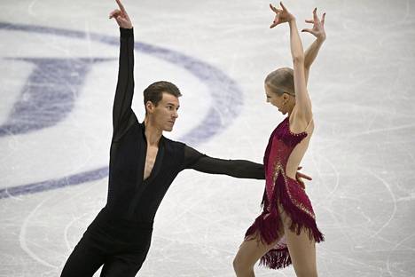 Matthias Versluis ja Juulia Turkkila ottivat yleisönsä rytmitanssissa Metro-areenassa Espoossa.