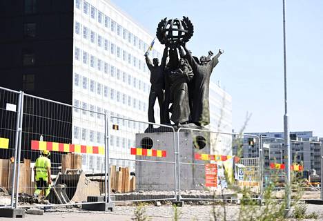 Maailman rauha -patsas kuvattuna Hakaniemenrannassa 22. heinäkuuta. 