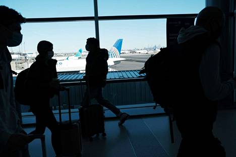 Matkustajia Newarkin lentokentällä New Jerseyssä 24. marraskuuta 2021.