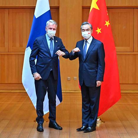 Suomen ja Kiinan ulkoministerit Pekka Haavisto (vas.) ja Wang Yi poseerasivat medialle sunnuntaina Chengdussa Lounais-Kiinassa.