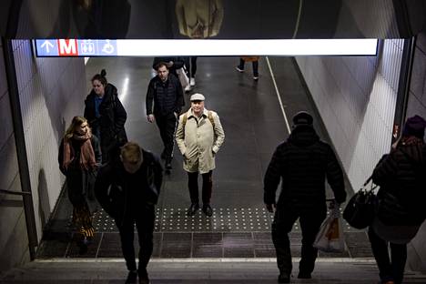 Maahanmuuttotutkija Pasi Saukkonen kuvattiin Hakaniemen metroaseman sisäänkäynnillä.