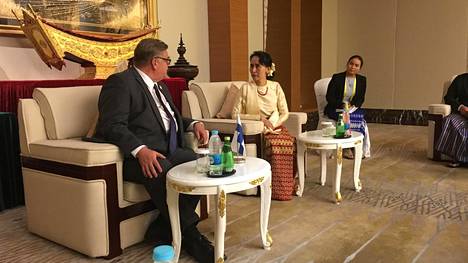 Ulkoministeri Soini tapasi Myanmarin kritisoidun johtajan: ”Aung San Suu Kyi on ahtaassa raossa” – Suomi avaa maahan lähetystön tiistaina