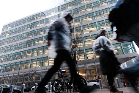 Ihmisiä Goldman Sachs -pankin pääkonttorin edessä New Yorkissa. Jättipankki on yksi irtisanomisista loppuvuonna kertoneista suurista yhdysvaltalaisyrityksistä.