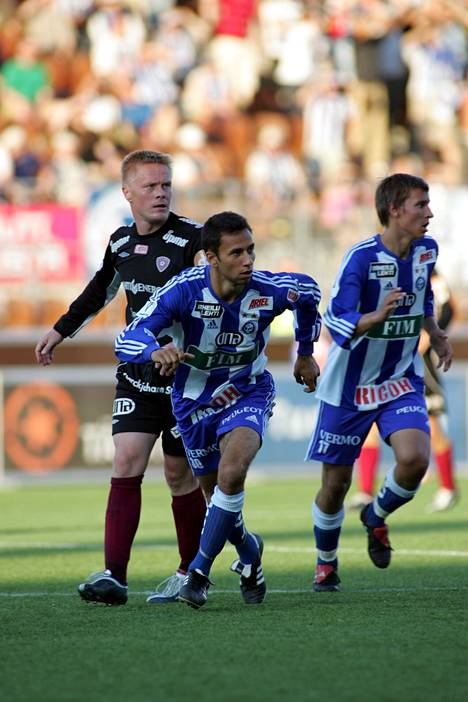 Adel Eid in action in the league match HJK–FC Lahti played in July 2005.