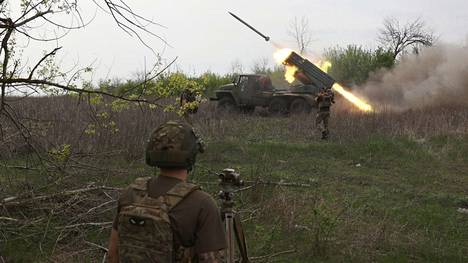 Ukrainalaiset ampuivat venäläisasemia raketinheittimellä huhtikuun puolivälissä. Ukrainalla on ollut pulaa muun muassa ampumatarvikkeista.