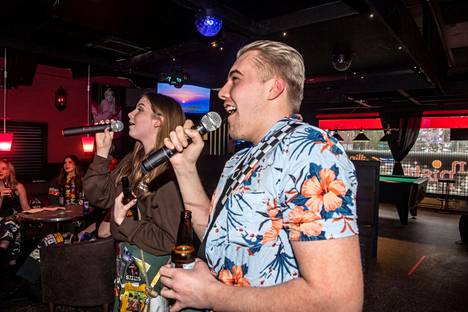 Aalto-yliopiston opiskelijat Aino Piipponen ja Kasper Palmqvist lauloivat karaokea.
