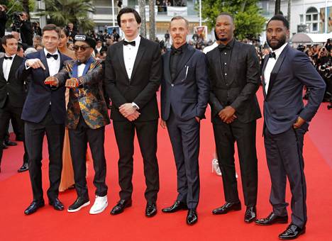 BlacKkKlansman-elokuvan tekijät astelivat Cannesin elokuvajuhlien punaisella matolla keväällä 2018. Elokuvan ohjasi Spike Lee (toinen vasemmalta), yhtä sivuosaa näytteli Jasper Pääkkönen (kolmas oikealta).
