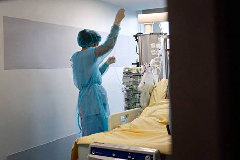 Ranskassa on suunniteltu koronarokotepassia. Sairaanhoitaja tarkisti joulun alla covid-19-potilaan tilanteen Antoine Beclere -sairaalan tehohoitoyksikössä Pariisin ulkopuolella Clamartissa. 