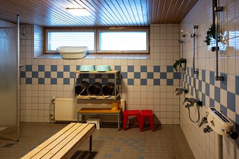 Helsingissä on jäljellä enää kaksi perinteistä korttelisaunaa: Kotiharju ja Sauna Hermanni. Kuvassa Hermannin pesutilat.