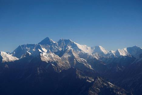Mount Everest houkuttelee joka vuosi satoja kiipeilijöitä.