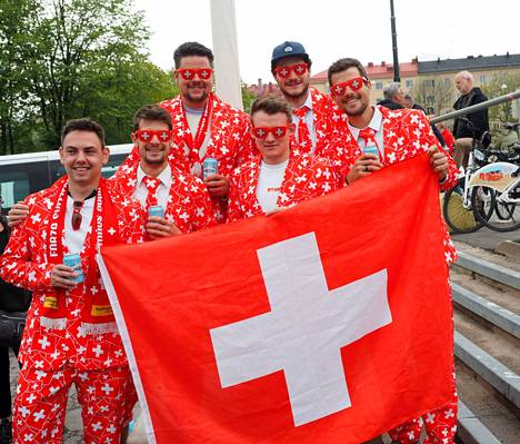 Sveitsin Luzernista saapuneet ystävykset valmiina otteluun. Pascal Gautschi (oikealla) mukaan olut on ollut edullisempaa kuin mitä seurue pelkäsi.