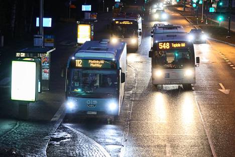 Rikokset tapahtuivat bussissa Espoossa. Kuvan linja-autot eivät liity tapaukseen.