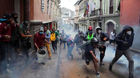 Rajut mielenosoitukset jatkuivat Ecuadorissa: mielenosoittajat ja poliisit ottivat yhteen