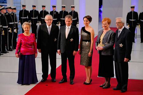 Presidentit ryhmäkuvassa Tampere-talolla. Eeva ja Martti Ahtisaari, Sauli Niinistö ja Jenni Haukio sekä Tarja Halonen ja Pertti Arajärvi. 