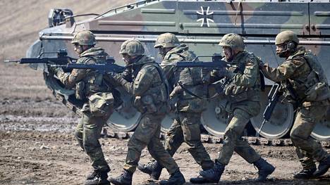Saksa yrittää sovitella Naton puolustusmeno­riitaa: Tarjoutuu kasvattamaan osuuttaan sotilas­liiton budjetista